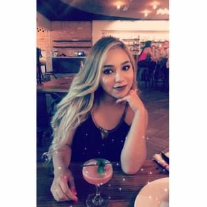 Meet your Posher, Larissa